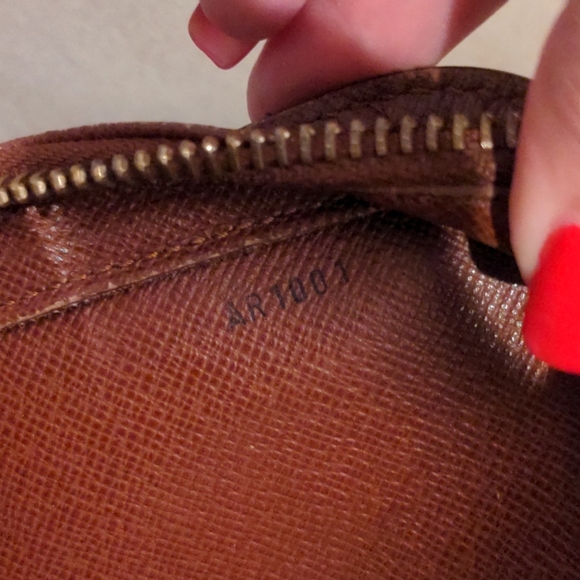 Louie Vuitton ~ Authentic Orsay Clutch - Picture 3 of 5